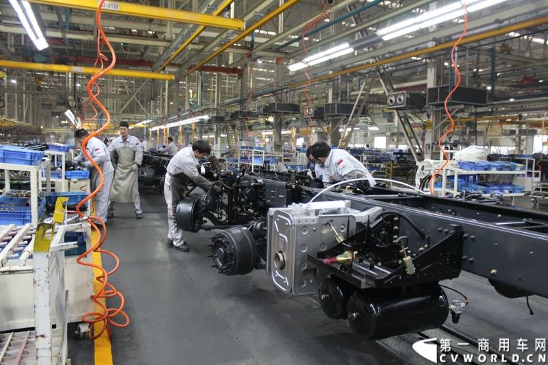 2015年1月26日，东风汽车集团股份有限公司（下称“东风汽车集团”）与瑞典沃尔沃集团以55%对45%的持股比例，共同投资的“东风商用车有限公司”在湖北十堰正式宣布成立并开始运营。图为活动当天，与会嘉宾和媒体参观了位于十堰的东风商用车有限公司的总装配厂 