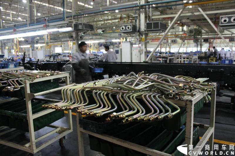 2015年1月26日，东风汽车集团股份有限公司（下称“东风汽车集团”）与瑞典沃尔沃集团以55%对45%的持股比例，共同投资的“东风商用车有限公司”在湖北十堰正式宣布成立并开始运营。图为活动当天，与会嘉宾和媒体参观了位于十堰的东风商用车有限公司的总装配厂 