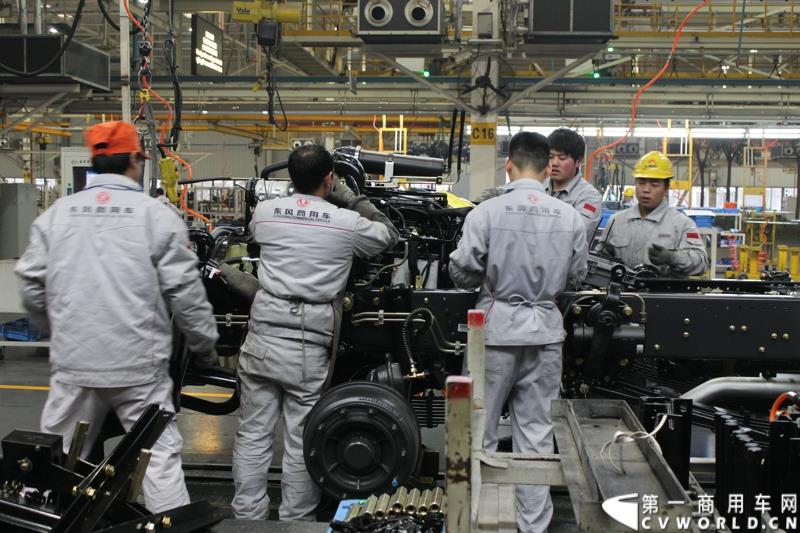 2015年1月26日，东风汽车集团股份有限公司（下称“东风汽车集团”）与瑞典沃尔沃集团以55%对45%的持股比例，共同投资的“东风商用车有限公司”在湖北十堰正式宣布成立并开始运营。图为活动当天，与会嘉宾和媒体参观了位于十堰的东风商用车有限公司的总装配厂 