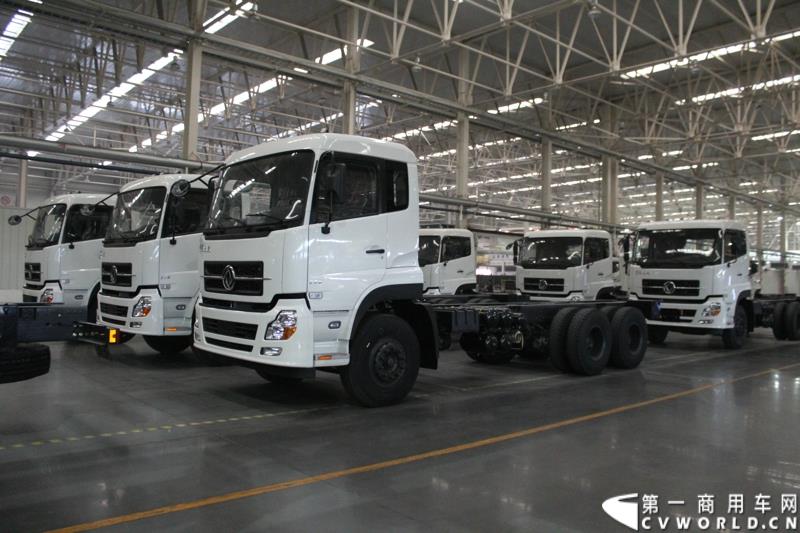 2015年1月26日，东风汽车集团股份有限公司（下称“东风汽车集团”）与瑞典沃尔沃集团以55%对45%的持股比例，共同投资的“东风商用车有限公司”在湖北十堰正式宣布成立并开始运营。图为活动当天，与会嘉宾和媒体参观了位于十堰的东风商用车有限公司的总装配厂 