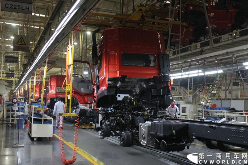 2015年1月26日，东风汽车集团股份有限公司（下称“东风汽车集团”）与瑞典沃尔沃集团以55%对45%的持股比例，共同投资的“东风商用车有限公司”在湖北十堰正式宣布成立并开始运营。图为活动当天，与会嘉宾和媒体参观了位于十堰的东风商用车有限公司的总装配厂 