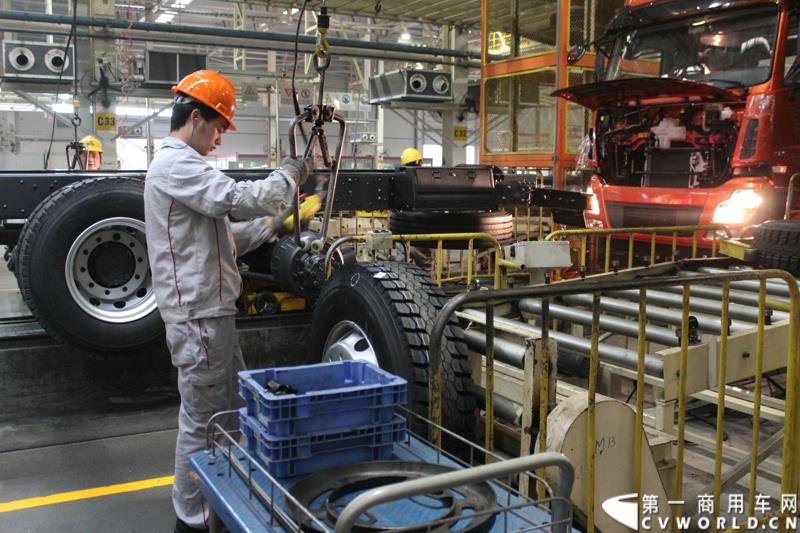 2015年1月26日，东风汽车集团股份有限公司（下称“东风汽车集团”）与瑞典沃尔沃集团以55%对45%的持股比例，共同投资的“东风商用车有限公司”在湖北十堰正式宣布成立并开始运营。图为活动当天，与会嘉宾和媒体参观了位于十堰的东风商用车有限公司的总装配厂 