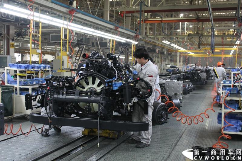 2015年1月26日，东风汽车集团股份有限公司（下称“东风汽车集团”）与瑞典沃尔沃集团以55%对45%的持股比例，共同投资的“东风商用车有限公司”在湖北十堰正式宣布成立并开始运营。图为活动当天，与会嘉宾和媒体参观了位于十堰的东风商用车有限公司的总装配厂 