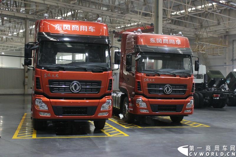 2015年1月26日，东风汽车集团股份有限公司（下称“东风汽车集团”）与瑞典沃尔沃集团以55%对45%的持股比例，共同投资的“东风商用车有限公司”在湖北十堰正式宣布成立并开始运营。图为活动当天，与会嘉宾和媒体参观了位于十堰的东风商用车有限公司的总装配厂 