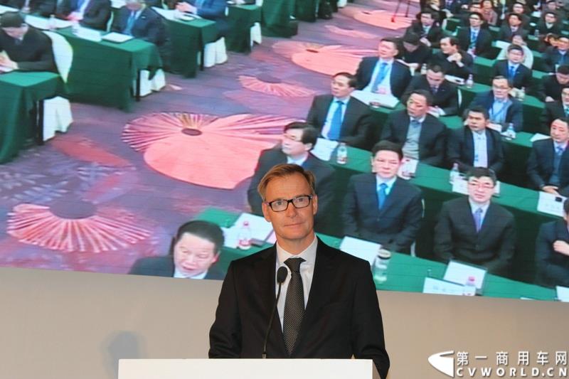 2015年1月26日，东风汽车集团股份有限公司（下称“东风汽车集团”）与瑞典沃尔沃集团以55%对45%的持股比例，共同投资的“东风商用车有限公司”在湖北十堰正式宣布成立并开始运营。图为沃尔沃集团总裁欧罗夫•佩森致辞
