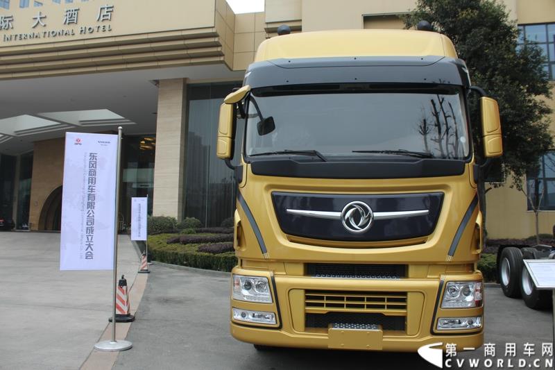 2015年1月26日，东风汽车集团股份有限公司（下称“东风汽车集团”）与瑞典沃尔沃集团以55%对45%的持股比例，共同投资的“东风商用车有限公司”在湖北十堰正式宣布成立并开始运营。图为发布会场外展示的东风重卡