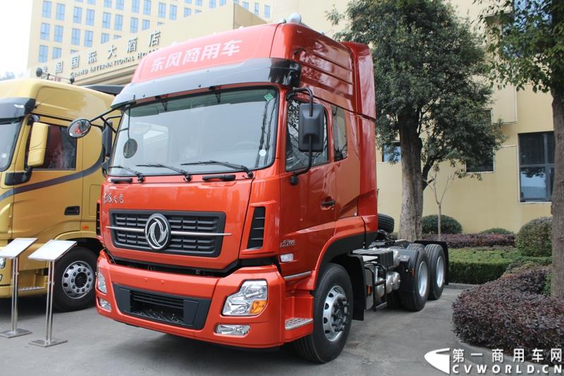 2015年1月26日，东风汽车集团股份有限公司（下称“东风汽车集团”）与瑞典沃尔沃集团以55%对45%的持股比例，共同投资的“东风商用车有限公司”在湖北十堰正式宣布成立并开始运营。图为发布会场外展示的东风重卡