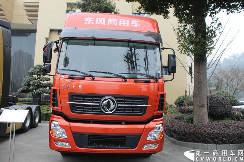 2015年1月26日，东风汽车集团股份有限公司（下称“东风汽车集团”）与瑞典沃尔沃集团以55%对45%的持股比例，共同投资的“东风商用车有限公司”在湖北十堰正式宣布成立并开始运营。图为发布会场外展示的东风重卡