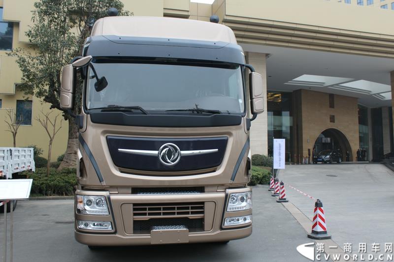 2015年1月26日，东风汽车集团股份有限公司（下称“东风汽车集团”）与瑞典沃尔沃集团以55%对45%的持股比例，共同投资的“东风商用车有限公司”在湖北十堰正式宣布成立并开始运营。图为发布会场外展示的东风重卡