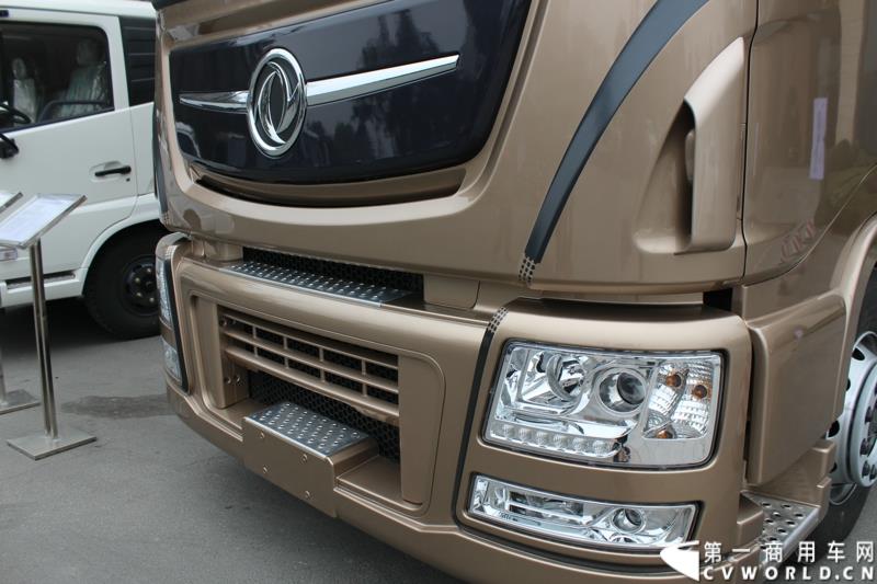 2015年1月26日，东风汽车集团股份有限公司（下称“东风汽车集团”）与瑞典沃尔沃集团以55%对45%的持股比例，共同投资的“东风商用车有限公司”在湖北十堰正式宣布成立并开始运营。图为发布会场外展示的东风重卡局部 