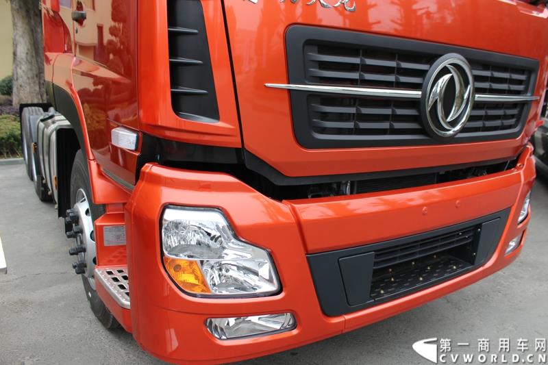 2015年1月26日，东风汽车集团股份有限公司（下称“东风汽车集团”）与瑞典沃尔沃集团以55%对45%的持股比例，共同投资的“东风商用车有限公司”在湖北十堰正式宣布成立并开始运营。图为发布会场外展示的东风重卡局部 