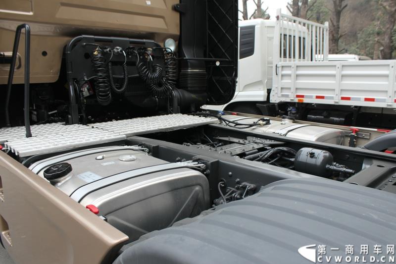 2015年1月26日，东风汽车集团股份有限公司（下称“东风汽车集团”）与瑞典沃尔沃集团以55%对45%的持股比例，共同投资的“东风商用车有限公司”在湖北十堰正式宣布成立并开始运营。图为发布会场外展示的东风重卡局部 