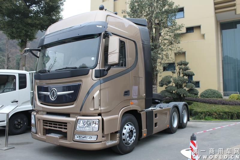 2015年1月26日，东风汽车集团股份有限公司（下称“东风汽车集团”）与瑞典沃尔沃集团以55%对45%的持股比例，共同投资的“东风商用车有限公司”在湖北十堰正式宣布成立并开始运营。图为发布会场外展示的东风重卡