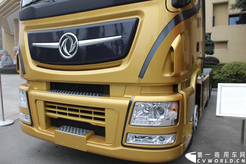 2015年1月26日，东风汽车集团股份有限公司（下称“东风汽车集团”）与瑞典沃尔沃集团以55%对45%的持股比例，共同投资的“东风商用车有限公司”在湖北十堰正式宣布成立并开始运营。图为发布会场外展示的东风重卡局部 