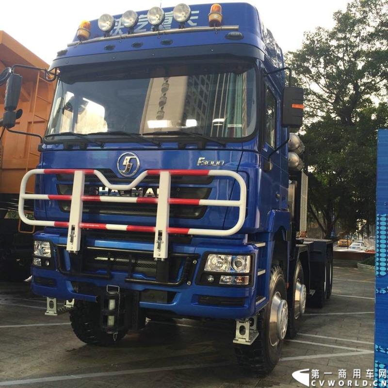 2015年1月29日，以“同心同行，共商共赢”为主题的2015陕汽国际商务年会在广东珠海隆重召开。图为陕汽德龙F3000 8x8全驱大件牵引车