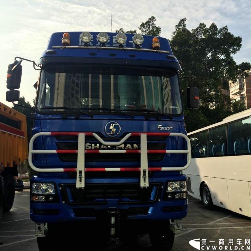 2015年1月29日，以“同心同行，共商共赢”为主题的2015陕汽国际商务年会在广东珠海隆重召开。图为陕汽德龙F3000 8x8全驱大件牵引车