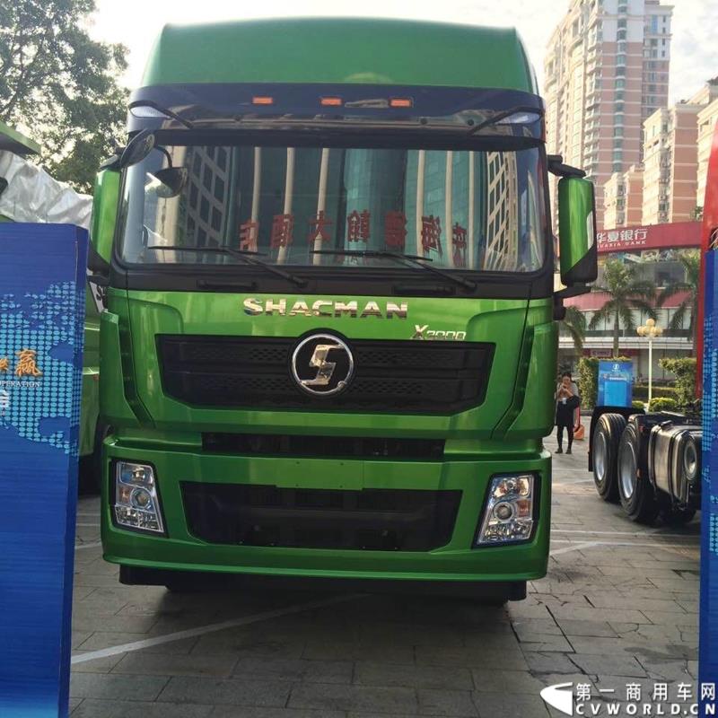 2015年1月29日，以“同心同行，共商共赢”为主题的2015陕汽国际商务年会在广东珠海隆重召开。图为陕汽德龙X3000 LNG牵引车