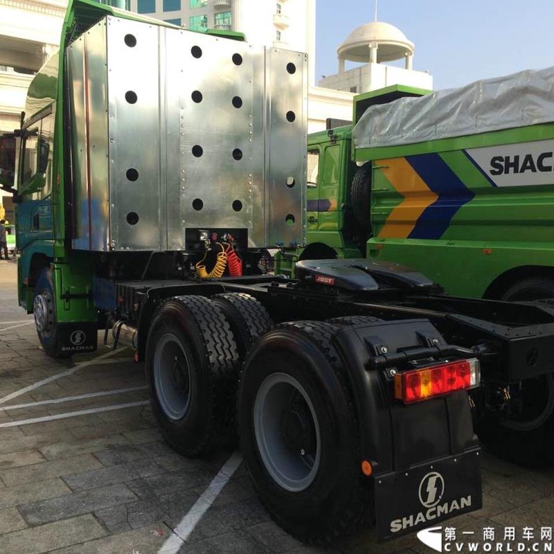 2015年1月29日，以“同心同行，共商共赢”为主题的2015陕汽国际商务年会在广东珠海隆重召开。图为陕汽德龙X3000 LNG牵引车