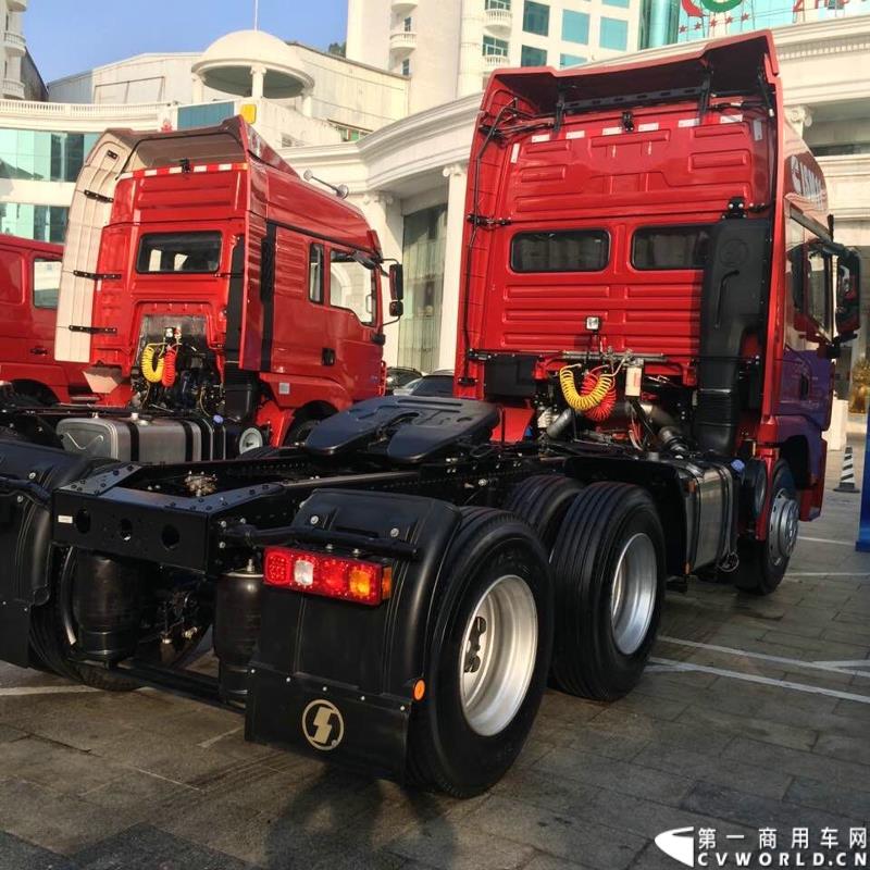 2015年1月29日，以“同心同行，共商共赢”为主题的2015陕汽国际商务年会在广东珠海隆重召开。图为陕汽德龙牵引车