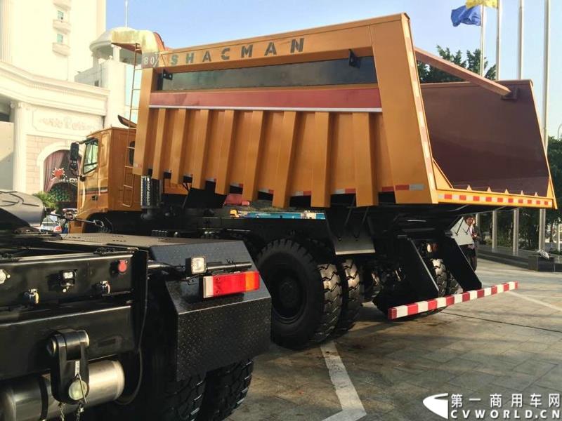 2015年1月29日，以“同心同行，共商共赢”为主题的2015陕汽国际商务年会在广东珠海隆重召开。图为陕汽宽体自卸车