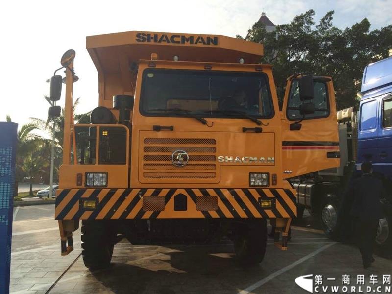 2015年1月29日，以“同心同行，共商共赢”为主题的2015陕汽国际商务年会在广东珠海隆重召开。图为陕汽宽体自卸车