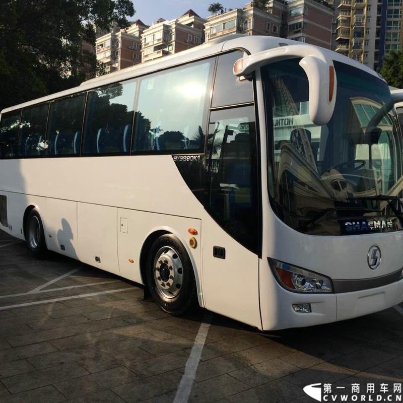 2015年1月29日，以“同心同行，共商共赢”为主题的2015陕汽国际商务年会在广东珠海隆重召开。图为陕汽欧舒特8.9米座位客车
