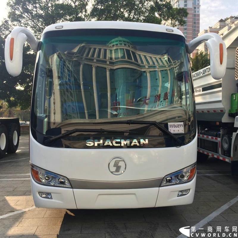 2015年1月29日，以“同心同行，共商共赢”为主题的2015陕汽国际商务年会在广东珠海隆重召开。图为陕汽欧舒特8.9米座位客车