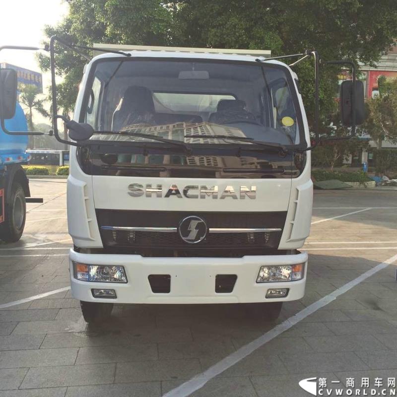 2015年1月29日，以“同心同行，共商共赢”为主题的2015陕汽国际商务年会在广东珠海隆重召开。图为陕汽轻型自卸车