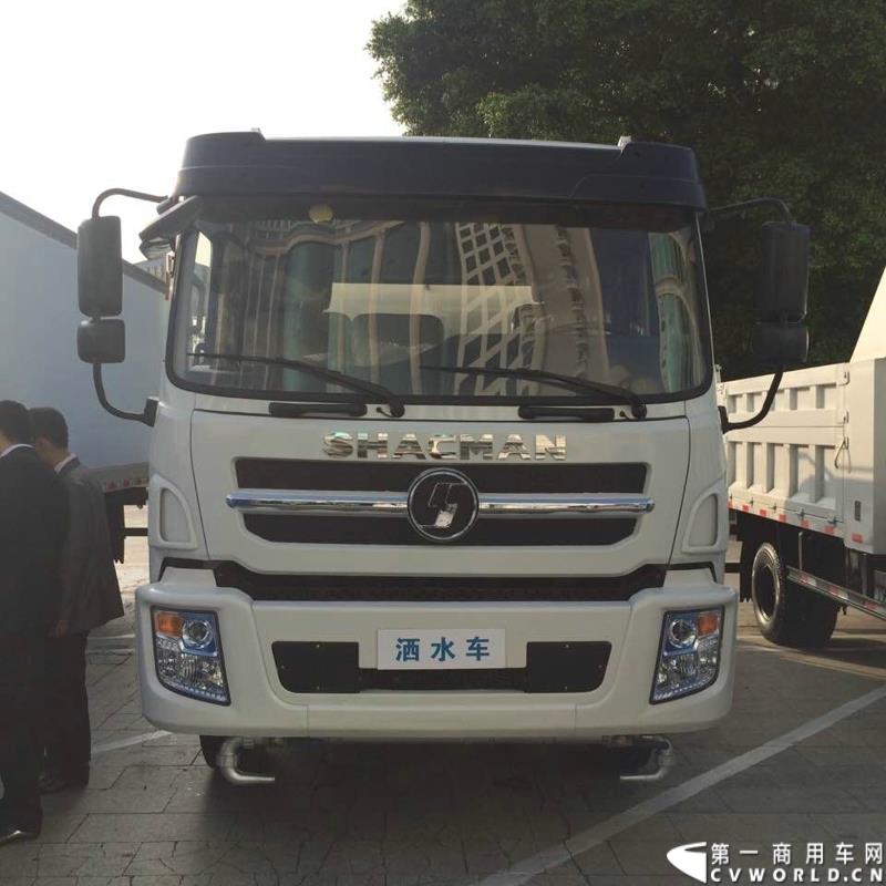 2015年1月29日，以“同心同行，共商共赢”为主题的2015陕汽国际商务年会在广东珠海隆重召开。图为陕汽洒水车