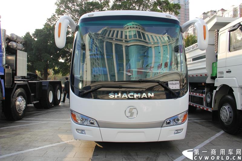 2015年1月29日，以“同心同行，共商共赢”为主题的2015陕汽国际商务年会在广东珠海隆重召开。图为陕汽欧舒特8.9米座位客车