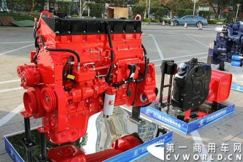 2015年1月29日，以“同心同行，共商共赢”为主题的2015陕汽国际商务年会在广东珠海隆重召开。图为西安康明斯ISM11国四电控发动机