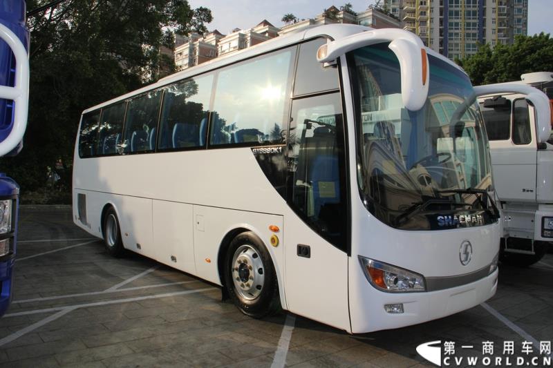 2015年1月29日，以“同心同行，共商共赢”为主题的2015陕汽国际商务年会在广东珠海隆重召开。图为陕汽欧舒特8.9米座位客车