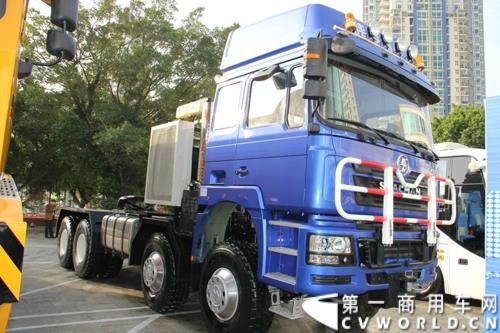 2015年1月29日，以“同心同行，共商共赢”为主题的2015陕汽国际商务年会在广东珠海隆重召开。图为陕汽德龙F3000 8x8全驱大件牵引车