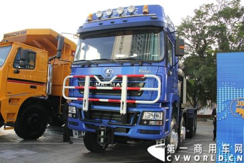 2015年1月29日，以“同心同行，共商共赢”为主题的2015陕汽国际商务年会在广东珠海隆重召开。图为陕汽德龙F3000 8x8全驱大件牵引车