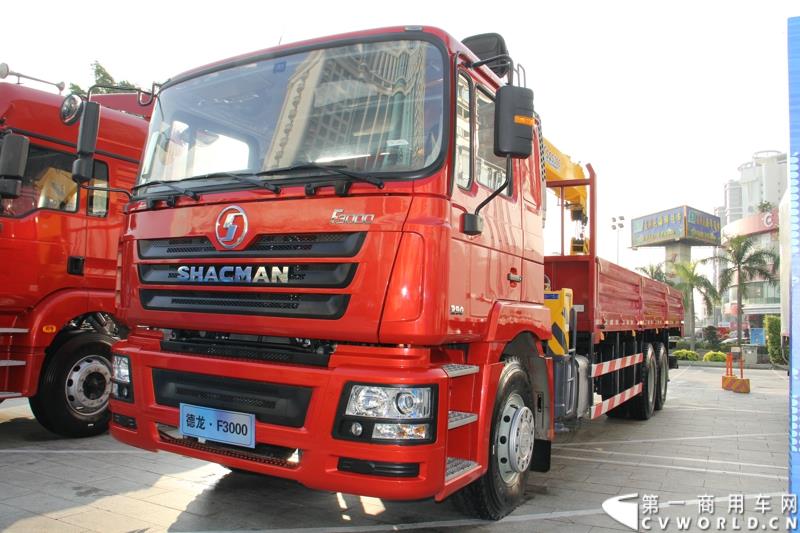 2015年1月29日，以“同心同行，共商共赢”为主题的2015陕汽国际商务年会在广东珠海隆重召开。图为陕汽德龙F3000随车吊 