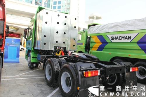 2015年1月29日，以“同心同行，共商共赢”为主题的2015陕汽国际商务年会在广东珠海隆重召开。图为陕汽德龙X3000 LNG牵引车