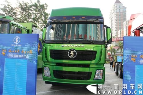 2015年1月29日，以“同心同行，共商共赢”为主题的2015陕汽国际商务年会在广东珠海隆重召开。图为陕汽德龙X3000 LNG牵引车
