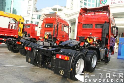 2015年1月29日，以“同心同行，共商共赢”为主题的2015陕汽国际商务年会在广东珠海隆重召开。图为陕汽德龙牵引车 