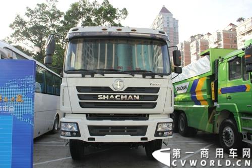 2015年1月29日，以“同心同行，共商共赢”为主题的2015陕汽国际商务年会在广东珠海隆重召开。图为陕汽德龙F3000自卸车 