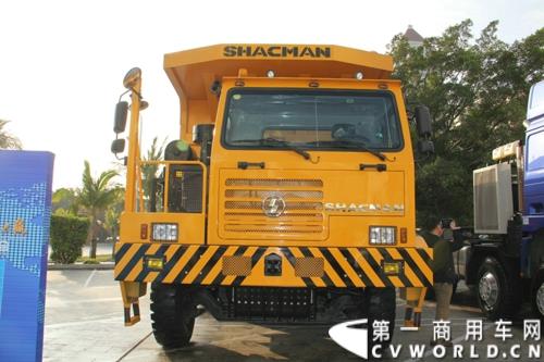 2015年1月29日，以“同心同行，共商共赢”为主题的2015陕汽国际商务年会在广东珠海隆重召开。图为陕汽宽体自卸车