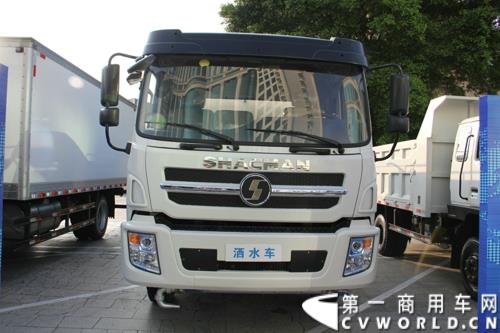 2015年1月29日，以“同心同行，共商共赢”为主题的2015陕汽国际商务年会在广东珠海隆重召开。图为陕汽洒水车