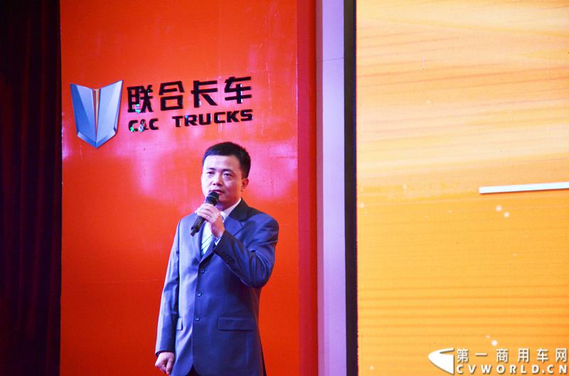 从总结展望到新品、服务品牌发布，再到股权变动，1月30日举办的联合卡车2015商务年会可谓看点颇多。图为集瑞联合重工有限公司总经理助理杜仲
