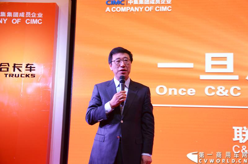 从总结展望到新品、服务品牌发布，再到股权变动，1月30日举办的联合卡车2015商务年会可谓看点颇多。图为集瑞联合重工有限公司董事长李胤辉