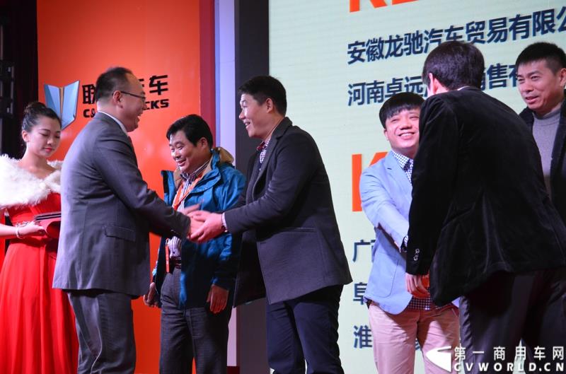 从总结展望到新品、服务品牌发布，再到股权变动，1月30日举办的联合卡车2015商务年会可谓看点颇多。图为现场颁奖 