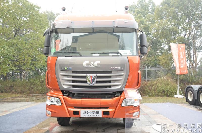 从总结展望到新品、服务品牌发布，再到股权变动，1月30日举办的联合卡车2015商务年会可谓看点颇多。图为6×2 LNG厢式载货车 