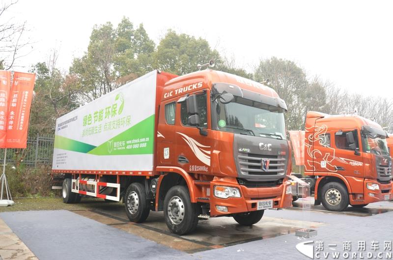 从总结展望到新品、服务品牌发布，再到股权变动，1月30日举办的联合卡车2015商务年会可谓看点颇多。图为6×2 LNG厢式载货车 