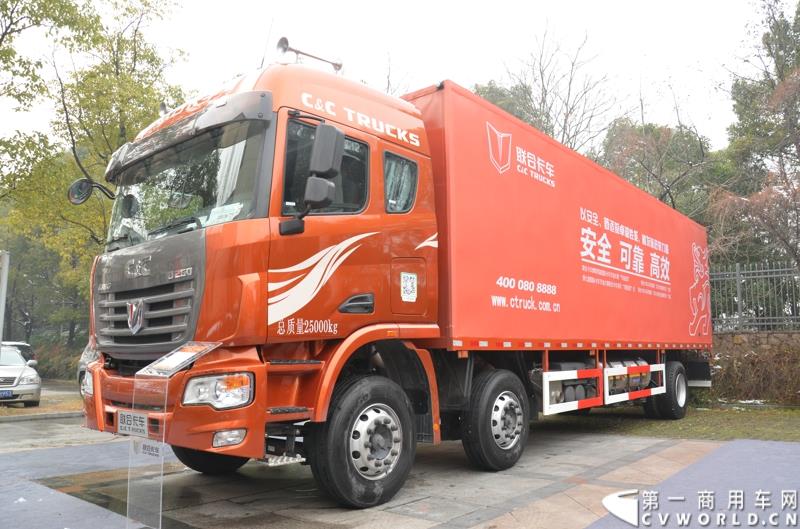 从总结展望到新品、服务品牌发布，再到股权变动，1月30日举办的联合卡车2015商务年会可谓看点颇多。图为6×2 LNG厢式载货车 