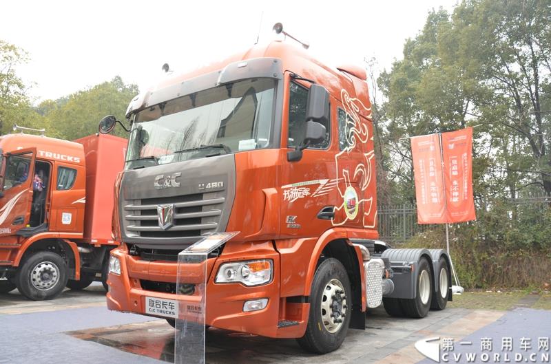 从总结展望到新品、服务品牌发布，再到股权变动，1月30日举办的联合卡车2015商务年会可谓看点颇多。图为6×4 K12旗舰版牵引车