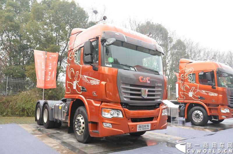 从总结展望到新品、服务品牌发布，再到股权变动，1月30日举办的联合卡车2015商务年会可谓看点颇多。图为6×4 K12旗舰版牵引车