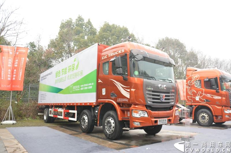 从总结展望到新品、服务品牌发布，再到股权变动，1月30日举办的联合卡车2015商务年会可谓看点颇多。图为6×2 LNG厢式载货车 